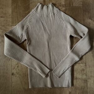 NWOT Heartloom sweater with a cute open upper back design!